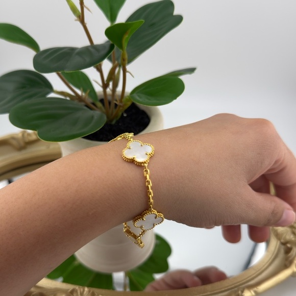 Lucky Alhambra Clover Bracelet – 18K Gold Plated with Logo - Picture 9 of 9